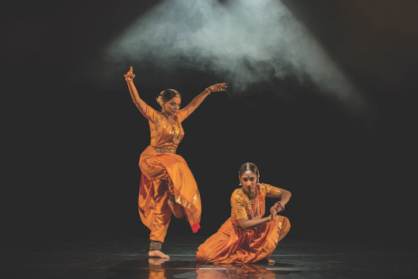 Malavika Sarukkai (izq.) y la bailarina Jyotsna Jagannathan (der.) en “Thari - The Loom”. Foto: Shalini Jain. Gentileza JFKC.