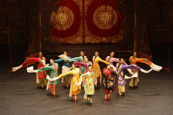Bailes tradicionales, teatro de sombras y ópera forman parte del lenguaje narrativo de “Raise the Red Lantern”, con dirección artística de Zhang Yimou. Foto gentileza NBC/JFKC. 