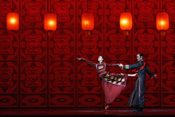 Wang Qimin, como la segunda concubina, y Sun Ruichen, como el amo, en esta versión coreográfica de Xinpeng Wang y Wang Yuanyuan basada en “Esposas y concubinas”. Foto gentileza NBC/JFKC.