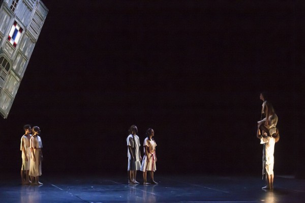 Acosta Danza abrió el telón con el estreno mundial de “Portal”, con coreografía y concepto del catalán Juanjo Arqués. Fotos: Buby. Gentileza AD. 