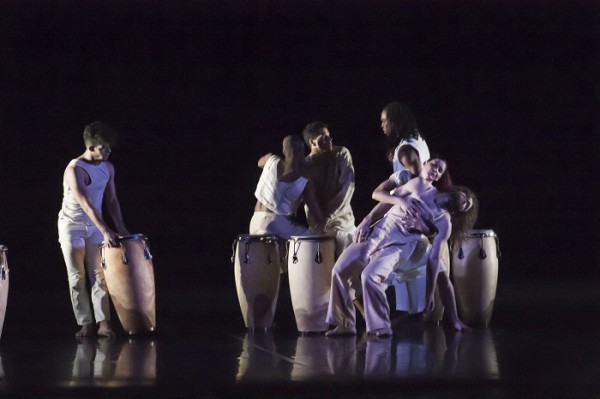 “Cor”, de Marianela Boán, con seis intérpretes en escena y música del compositor cubano Pepe Gavilondo. Fotos: Buby. Gentileza AD. 