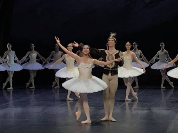 En diciembre de 2018, Ciro Mansilla interpretó el rol de Solor en "La Bayadera", junto a la primera bailarina del Sttutgart Ballet, Hyo-Jung Kang. Foto: Boris Pekaski. Gentileza: Ciro Mansilla.