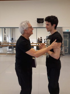 John Neumeier, coreógrafo de “La dama de las camelias”, en un ensayo con Ciro Mansilla protagonista de Armando en la versión del Sttutgart Ballet. Foto gentileza Ciro Mansilla. 