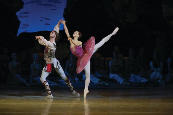 Ekaterina Kondaurova, como Medora, y Andrei Yermakov, en el rol de Conrad, el pirata, en “El Corsario”, verisón del Mariinsky Ballet. Foto: Natasha Razina. Gentileza JFKC. 