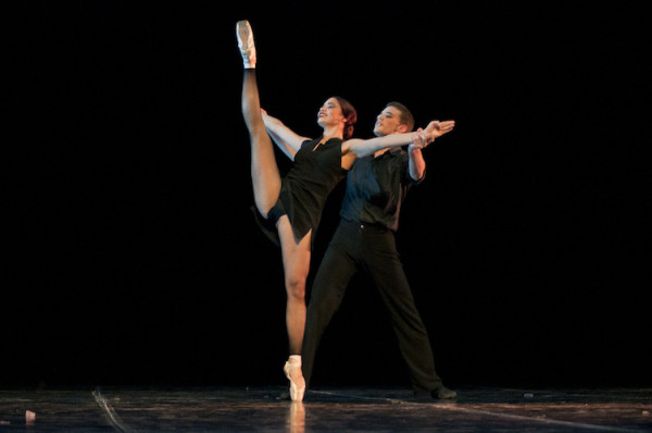 La Academia Acosta Danza llevó al teatro Mella, “A Buenos Aires”, de Gustavo Mollajoli con música de Astor Piazzola, interpretado por Brian Pérez y Amisaday Naara. Foto: Yuri Norido. Gentileza AD. 