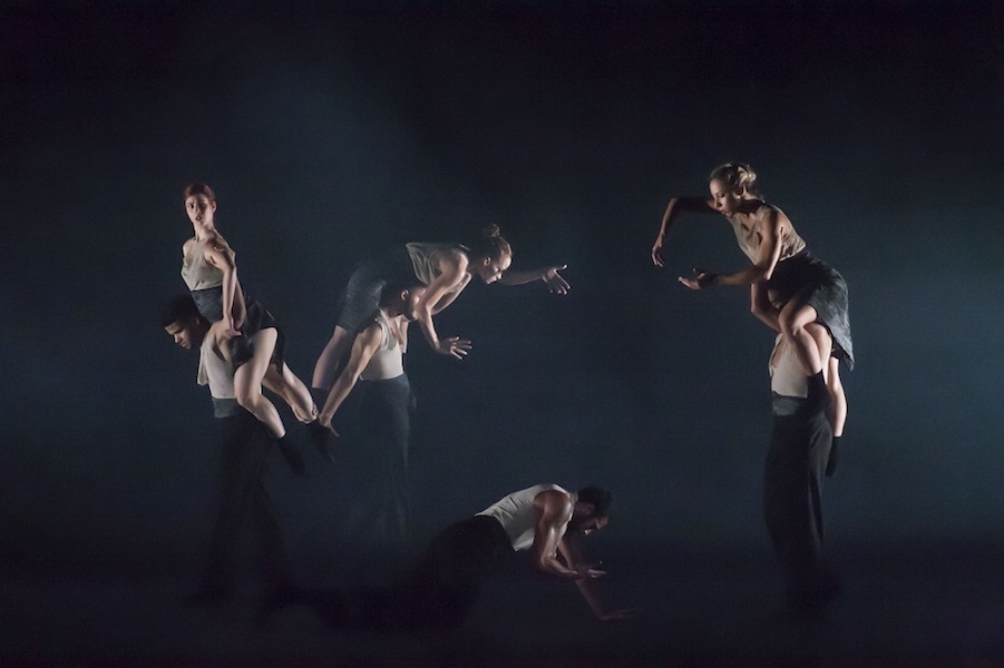 Otro estreno en Cuba, “Face the Torrent”, con coreografía para cuatro parejas concebida para Malpaso por Sonya Tayeh. Foto: Buby. Gentileza Malpaso.