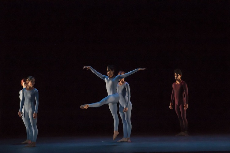 Malpaso estrenó “Fielding Sixies”, de Merce Cunningham, pieza breve para ocho bailarines de ambos sexos, sobre música de John Cage. Foto: Buby. Gentileza Malpaso.