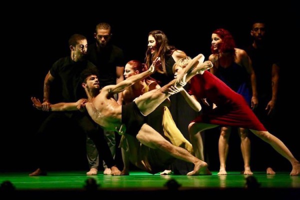 Los ocho bailarines que protagonizan “Infinito”, de Susana Pous, pertenecen a distintas generaciones y resalta la importancia escénica de la mujer. Foto: Gabriel Guerra Bianchini. Gentileza Micompañía.