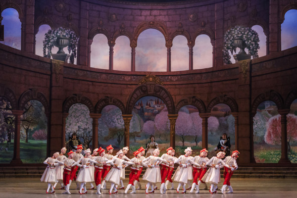 Entusiasmo y energía en el grupo de alumnos de la Academia Vaganova de San Petersburgo que bailaron la mazurca del tercer acto de “Paquita”. Foto: Darian Volkova. Gentileza JFKC. 