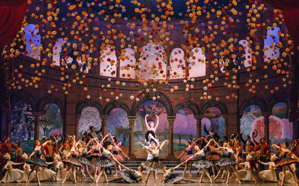 Un final feliz y a toda pompa en la versión de “Paquita” de Yuri Smekalov que subió a escena en el Kennedy Center de DC con tres intérpretes diferentes. Foto: Darian Volkova. Gentileza JFKC. 
