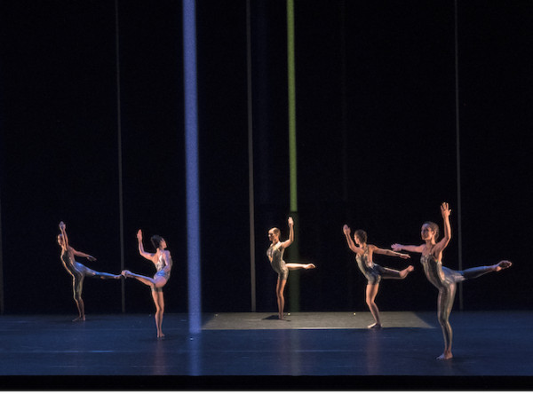 “BIPED”, de Merce Cunningham, con música de Gavin Bryars fue una de las piezas que la Compagnie Center National de Danse Contemporaine-Angers, Francia, llevó al Kennedy Center. Foto: Jef Rabillon. Gentileza JFKC.