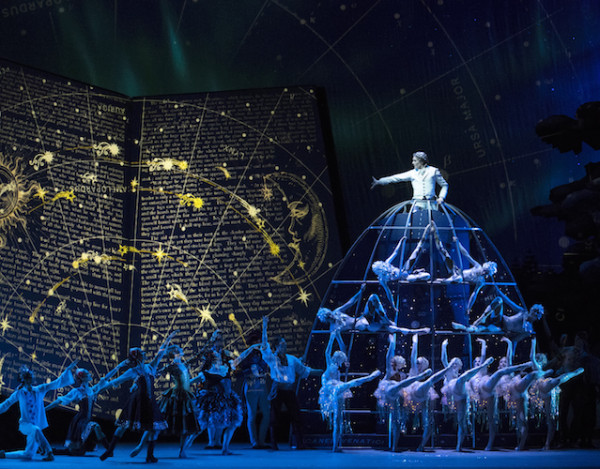 Herr Drosselmeier lleva a Marie a un universo deslumbrante en “Cascanueces” de Yuri Possokhov, interpretado por el Atlanta ballet en el Kennedy Center. Foto: Gene Schiavonne. Gentileza JFKC. 