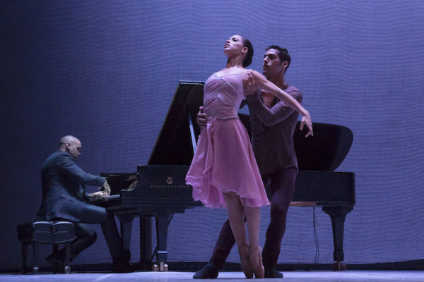 Del coreógrafo brasileño Ricardo Amarante se presentó “Love, Fear, Loss”, ballet de estilo neoclásico ejecutado al piano por Marcos Madrigal. Fotos cortesía BNC.