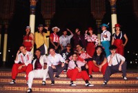 The Jukebox Dance Company sube a escena la historia de una mujer mexicana que deja a un lado sus sueños para atender la enfermedad de su hijo. Foto: Señor Calavera. Gentileza INBAL.