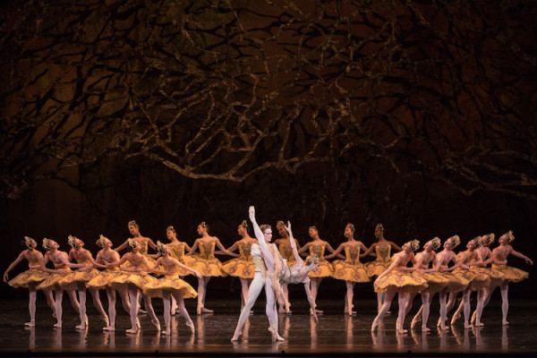 Los protagonistas Heather Ogden y Harrison James con el cuerpo de baile de The National Ballet of Canada en “La bella durmiente”. Foto: Teresa Wood. Gentileza JFKC.