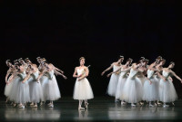 En el bosque de las Willis, el cuerpo de baile del ABT y Devon Teuscher (ctro.) en el rol de Mirtha en el Kennedy Center. Foto: Gene Schiavone. Gentileza JFKC.