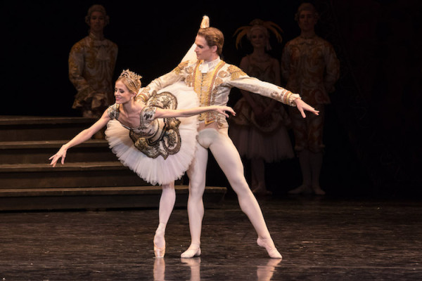 Heather Ogden como Aurora y Harrison James en el rol del príncipe Florimund en “La Bella durmiente”. Foto: Teresa Wood. Gentileza JFKC. 