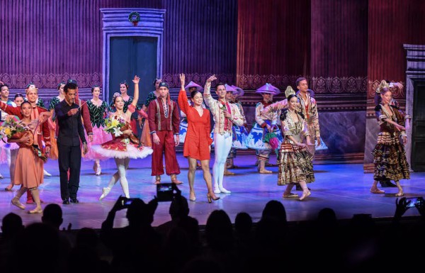 Viengsay Valdes (ctro.) en su primer saludo como directora general del Ballet Nacional de Cuba junto a los intérpretes de “Cascanueces” en versión de Alicia Alonso. Foto gentileza BNC.