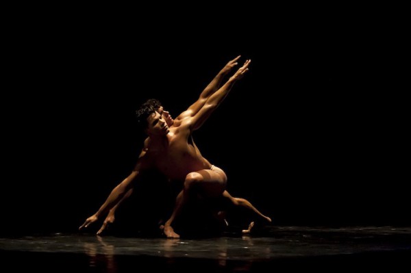 La pieza en un acto de la coreógrafa cubana Marianela Boán, “El Cruce sobre el Niágara”, una de las favoritas del público. Fotos Bubby Nórido. Gentileza AD.