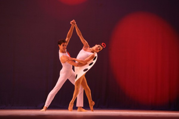 El Ballet Nacional de Cuba presenta “Double bounce”, de Peter Quanz, un pas de deux neoclásico con chispeante humor. Foto: Nancy Reyes. Archivo Danzahoy.
