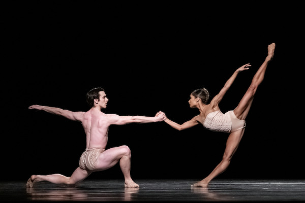 Spencer Hack y Tina Pereira en “Petite Mort” de Jiří Kylián. Foto: Karolina Kuras. Gentileza JFKC. 