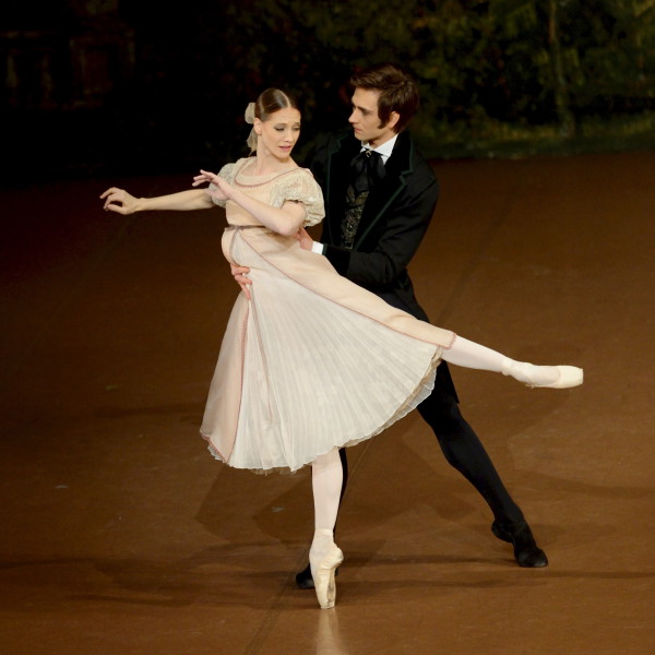 Friedemann Vogel como Onegin, Alicia Amatriain como Tatiana en la versión cinematográfica del Ballet de Stuttgart de “Onegin”, el clásico de John Cranko. Foto ©Stuttgart Ballet.