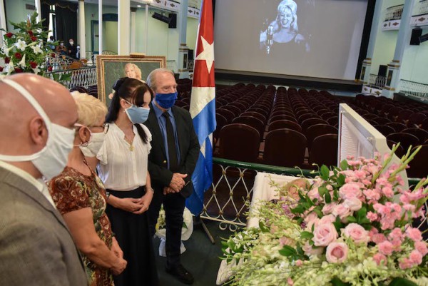 Viengsay Valdes, directora del BNC y la directora de orquesta Zenaida Romeu despiden a Rosita Fornés en el Teatro Martí de Cuba. Foto: Ariel Cecilio Lemus. Gentileza RM. 