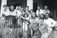 En Celida Parera y Alonso, Laura Rayneri de Alonso (madre de Fernando y Alberto Alonso), Laura Alonso (hija de Fernando y Alicia), Dulce Anaya, Alicia y Fernando Alonso. (1945) Foto archivo privado de Luis Villalon. Todos los derechos reservados.