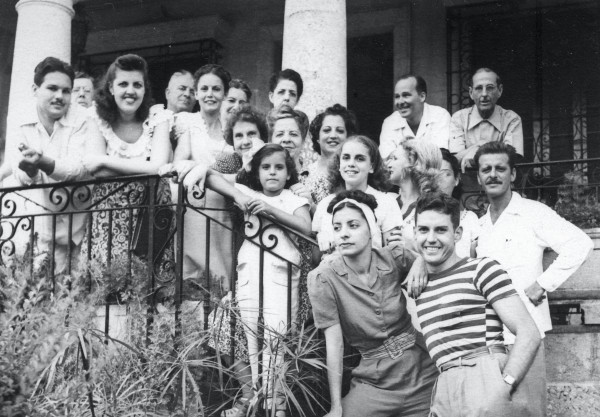 En Celida Parera y Alonso, Laura Rayneri de Alonso (madre de Fernando y Alberto Alonso), Laura Alonso (hija de Fernando y Alicia), Dulce Anaya, Alicia y Fernando Alonso. (1945) Foto archivo privado de Luis Villalon. Todos los derechos reservados.