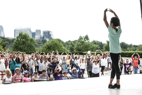 Clase en la terraza del Kennedy Center en 2019, año en el que este evento cambió su fecha de julio al tercer sábado de septiembre. Foto gentileza JFKC. 