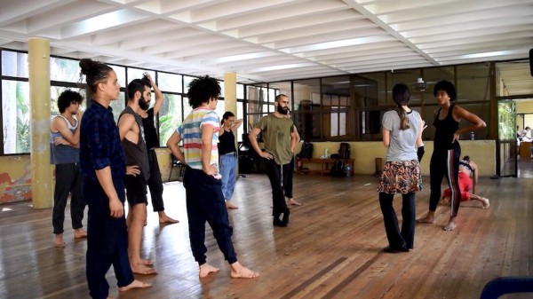 En marzo 2020, Laura Domingo (ctro.) en un ensayo de “Páramo” con los integrantes de Danza Contemporanea de Cuba. Foto gentileza LD. 