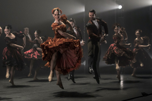 “Invocación bolera”, una coreografía del director del BNE, Rubén Olmo, que actualiza la esencia de la escuela bolera. Foto: Ana Palma. Gentileza CCT.