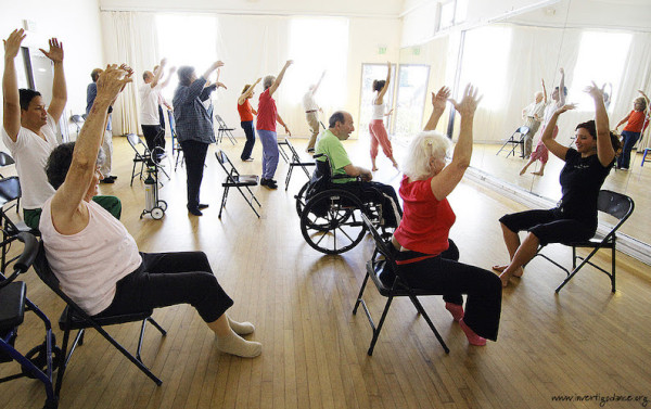 Durante los últimos nueve años, Invertigo Dance Theatre ha ofrecido clases de baile semanales gratuitas para personas que viven con párkinson en estudios del sur de California. Foto gentileza Invertigo.