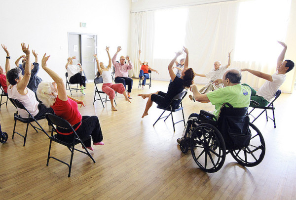DTP se basa en movimientos ejecutados desde sillas de ruedas, andadores, sillas, o también, de pie. Foto gentileza Invertigo.