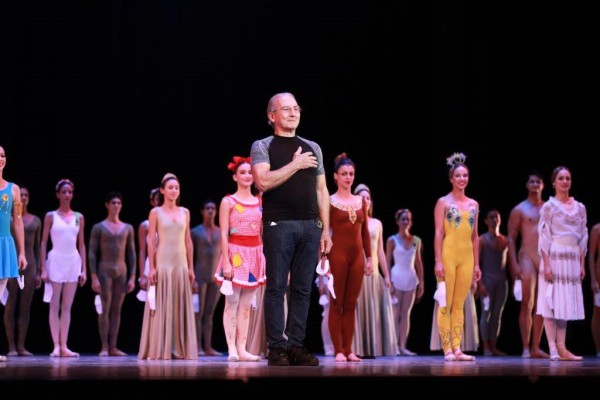 El coreógrafo Alberto Méndez junto al BNC en el escenario del Gran Teatro de La Habana Alicia Alonso. Foto: Nancy Reyes. Gentileza BNC.