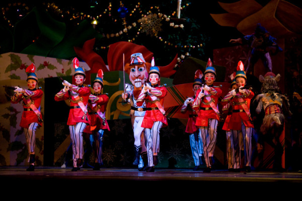 Estudiantes de SF Ballet School y el Cascanueces se preparan para atacar al Rey de los Ratones. Foto: Erik Tomasson. Gentileza SFB.