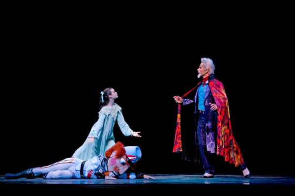 Elizabeth Powell interpreta a Clara y Damian Smith, Drosselmeyer, en “Cascanueces” del San Francisco Ballet en el War Memorial Opera House (2007). Foto: Erik Tomasson. Gentileza SFB.