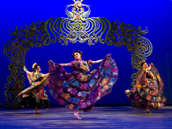 Con un vestuario inspirado en las flores de la zona, “Chiapas” se convirtió en uno de los ballets más destacados del grupo mexicano. 