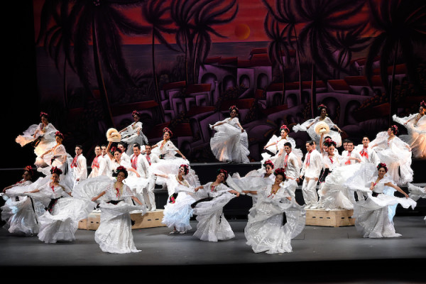 “Fiesta en Tlacotalpan”, interpretada por los integrantes del Ballet Folklórico de México es una de las obras tradicionales del ensamble. Foto gentileza WPA. 
