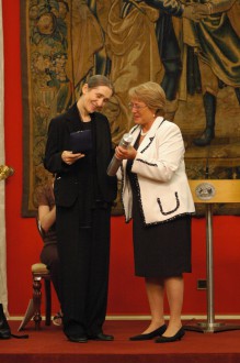 En enero de 2007 Pina Bausch recibe en Chile la Orden al Mérito Artístico y Cultural “Pablo Neruda”, por parte de la Presidenta Michelle Bachelet. Foto archivo Danzahoy.