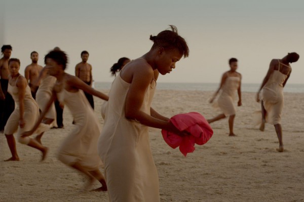 “Dancing at Dusk”, un filme de Florian Heinzen-Ziob en homenaje a Pina Bausch con una compañía integrada por 38 bailarines de 14 países africanos. Foto gentileza Fundación Teatro a Mil. 