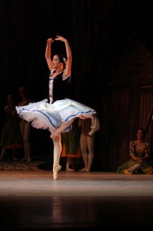 Anette Delgado, primera bailarina del BNC, en “Giselle”. Foto: Nancy Reyes. Archivo Danzahoy.