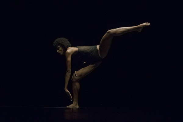 Stephanie Hardy interpretó el solo “Sacrificio”, un estreno de Laura Rios. Foto: Yuris Norido. Gentileza DCC.