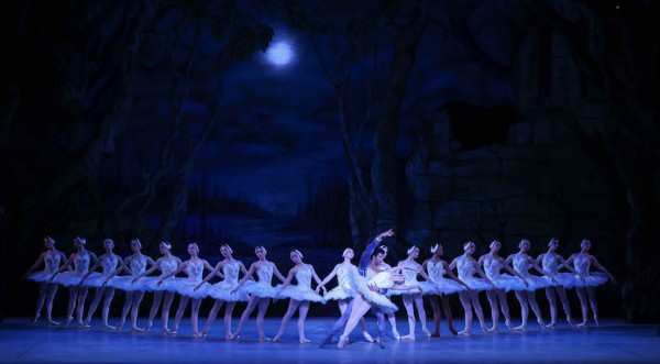 Cuerpo de baile y Eun Won Lee y Gian Carlo Pérez (Ctr.), en la puesta de “Lago de los cisnes” estrenada en el Eisenhower Theater del Kennedy Center. Foto: xmb Photography. Gentileza TWB.