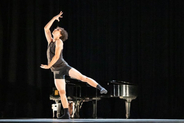 Heriberto Meneses en “Nana para un insomnio”, un estreno absoluto de la bailarina-fundadora de la agrupación Daile Carrazana. Foto: Ivo Baelli. Gentileza Malpaso.