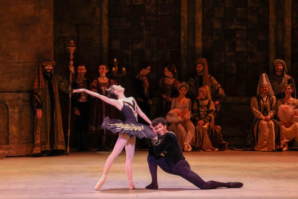 Eun Won Lee como Odile y Gian Carlo Pérez en el rol del príncipe Sigfrido en el tercer acto de “Lago de los cisnes” de TWB. Foto: xmb Photography. Gentileza TWB.