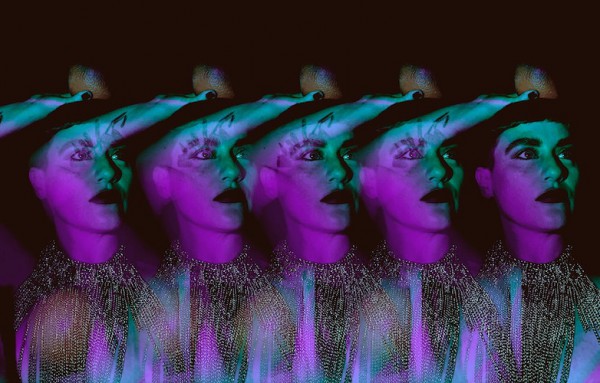 El trío de Megan Fowler-Hurst distorsiona el idealismo clásico del arte a través de una impronta punk. Foto gentileza Dialogues + Sensations: Unearthed.