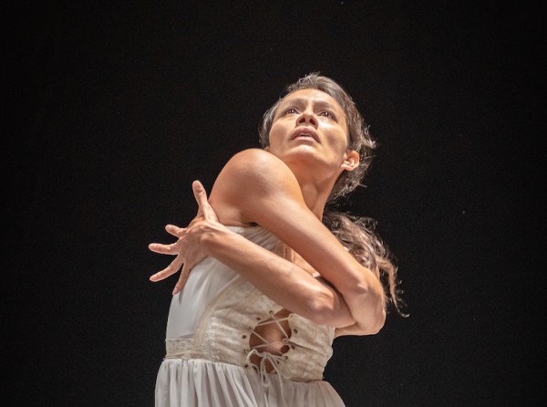 “Sor Juana Inés-erudita pasión” interpretada por Silvia Unzueta y su compañía Púrpura Danza Teatro. Foto: Gerardo Castillo Corona. Gentileza INBAL. 