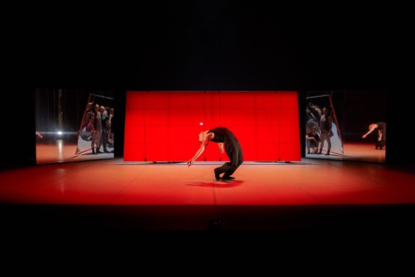 Representada por el color rojo, la ira es una de las fases del duelo de toda víctima de la sinrazón terrorista. Foto: Danilo Moroni y Juan Carlos Toledo.