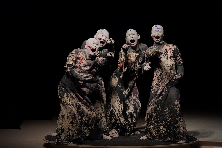“KŌSA - Entre dos espejos”, espectáculo que reúne fragmentos de obras emblemáticas del repertorio de Sankai Juku. Foto gentileza Sankai Juku.